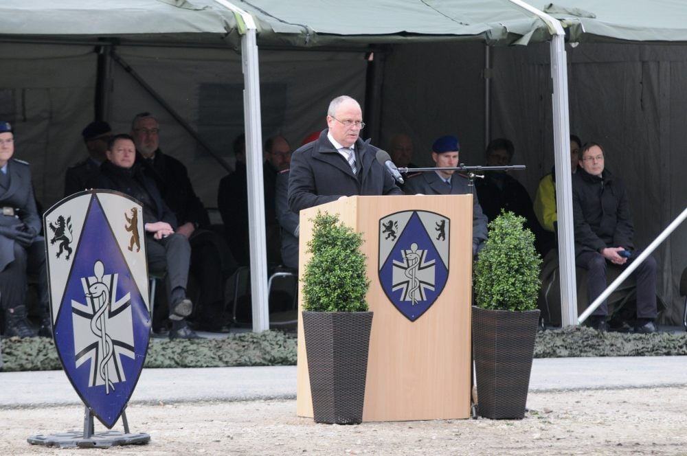 In seinem Grußwort geht Freyburgs stellvertretender Bürgermeister Jörg Schneider auf die Verankerung der Bundeswehr in unserer Gesellschaft ein.