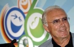 Der OK-Präsident für die Fußball-Weltmeisterschaft 2006 in Deutschland, Franz Beckenbauer spricht vor der Kulisse des WM-Logos. (Foto: dpa)