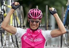 Der deutsche Radprofi Andreas Klöden vom T-Mobile-Team jubelt am Sonntag (27.06.2004) in Freiburg über seinen Sieg bei der Deutschen Meisterschaft im Einer-Straßenfahren über 210 Kilometer. (Foto: dpa)