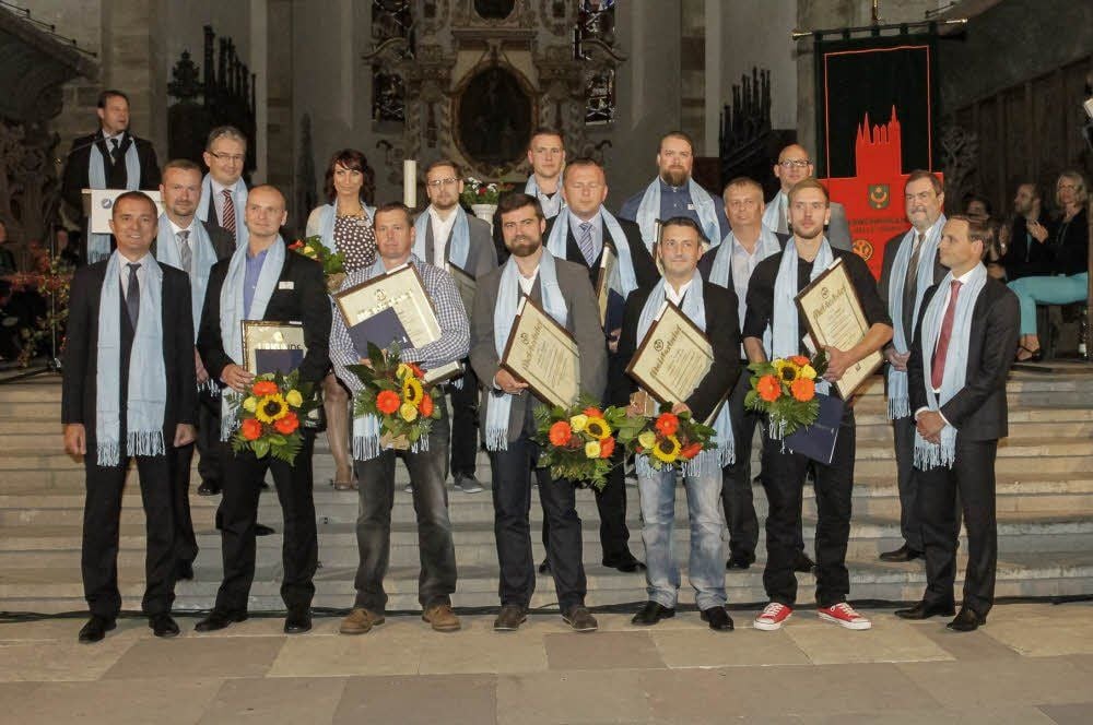 Die besten Jungmeister der einzelnen Gewerke, die bei der Handwerkskammer Halle geprüft wurden, stellten sich am Schluss zum Gruppenfoto im Merseburger Dom.
