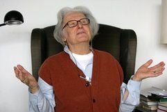 Der Schriftsteller Ralph Giordano während eines Gespräches in seiner Wohnung in Köln. (Foto: dpa)