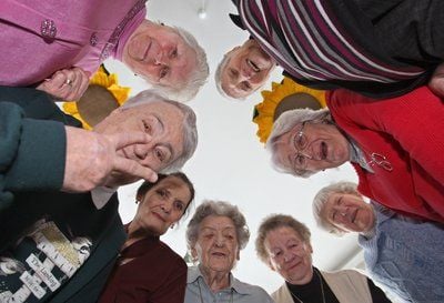 Die 88-jährige Johanna Müller (M) steht mit (im Uhrzeigersinn): Eugenia Freiberger, Evelyne Mauser, Gertrud Berr, Ruth Herrmann, Else Richter, Anna Kauter und Cäcilie Gross, im Seniorenzentrum Albertinum in Neu-Ulm (Schwaben), zum «Bandfoto» der Albertinum-Girls. (FOTO: DPA)