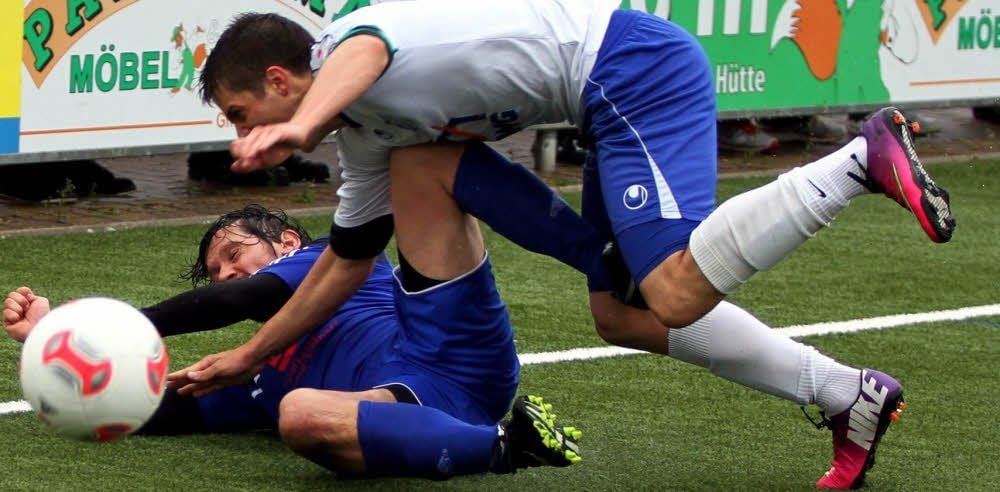 Andre Meyer (blau) und der VfB Sangerhausen stoppten mit viel Kampfgeist immer wieder die Magdeburger Angriffsbemühungen.