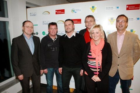 Das neue Präsidium des VfB Sangerhausen (links) wurde am Montagabend einstimmig gewählt. (FOTO: KANDEL)