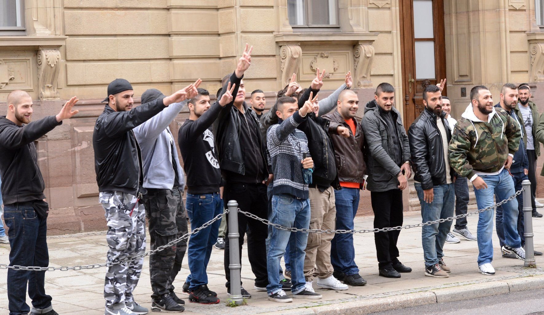 Anhänger der Rockergruppe Red Legions begrüßen einen Angeklagten, der in Stuttgart (Baden-Württemberg) mit einem Gefangenentransporter zum Landgericht gebracht wird.