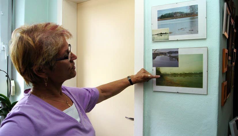 Die Schweinitzerin Doris Puhlmann zeigt Fotos von drei ähnlichen Flutsituationen.