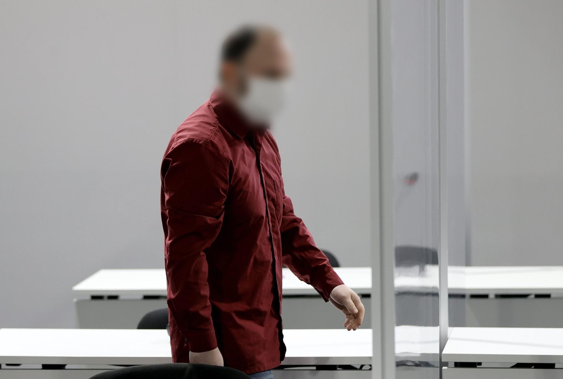 Der Angeklagte betritt den Gerichtssaal des Landgerichts. Dem 39-jährigen Angeklagten wird vorgeworfen, seine leiblichen Kinder, darunter einen Säugling und ein Stiefkind, sexuell missbraucht und Bilder der Verbrechen über Chatgruppen verschickt zu haben.