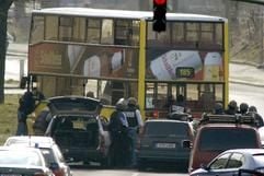 Polizeieinheiten am am Freitag (11.04.2003) vor dem entführten Bus in Berlin-Schöneberg, mit dem ein Bankräuber mit Geiseln nach einem Bankraub geflüchtet war. (Foto: dpa)