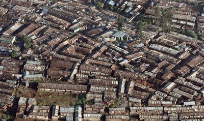 Luftbild eines der größten Slums Afrikas in Kenias Hauptstadt Nairobi. Solche Armenviertel sind Hochburgen von Gewalt und Plünderungen. (FOTO: DPA)