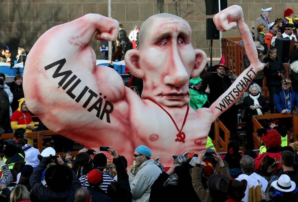 Ein Motivwagen zum Thema Putin und seine Wirtschafts- und Militärpolitik fährt in Düsseldorf beim Rosenmontagszug.