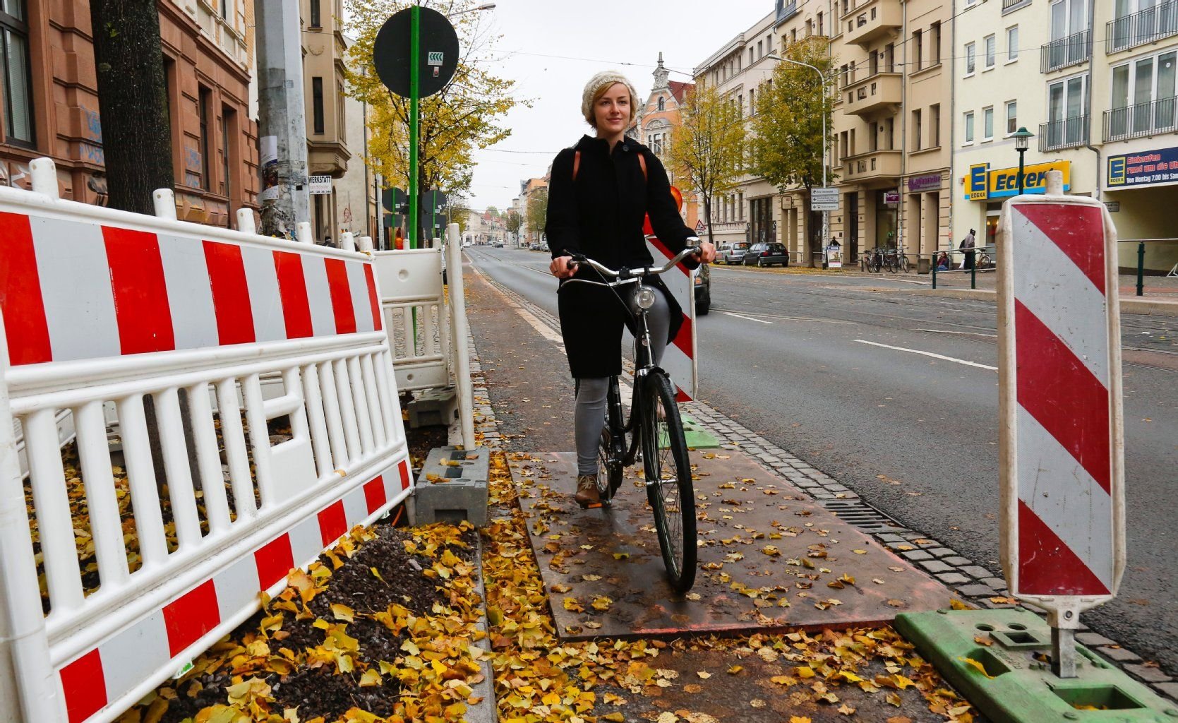 MZ-Reporterin Magdalena Kammler auf der Ludwig-Wucherer-Straße, auf der es sich mit dem Rad relativ gut fahren lässt - solange keine Baustellen im Weg sind.