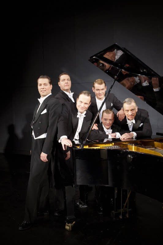 Schick wie die echten: die Dessauer „Comedian Harmonists“ in Fräcken aus der damaligen Zeit.