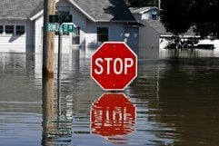 Der Fluss Cedar ist in Cedar Rapids (US-Bundesstaat Iowa) über die Ufer getreten und macht ein Durchkommen durch die Stadt unmöglich. Neben Paris und Osaka soll Cedar Rapids die einzige Stadt sein, bei der öffentliche Gebäude (in diesem Fall das Rathaus und das Gerichtsgebäude) auf einer Flußinsel erbaut wurden. (Foto: dpa)