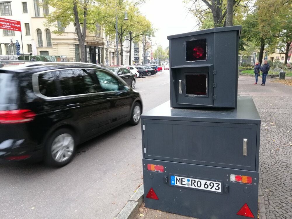 Derzeit steht der neue Blitzeranhänger auf dem Uniring. Er kann in beide Fahrtrichtungen blitzen, was fast 7.000 Fotos beweisen.
