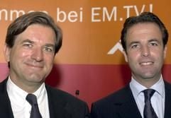 Das Archivbild vom 07.06.2000 zeigt Thomas Haffa (l), früherer Vorsitzender des Vorstands der EM.TV & Merchandising AG (München), und seinen Bruder Florian Haffa, der im Unternehmen als Finanzvorstand tätig gewesen ist. Wegen Kursbetrugs müssen sich die Brüder am 04.11.2002 vor Gericht verantworten. Das Duo soll den Kurs der EM.TV-Aktie im Boomjahr 2000 mit haltlosen Prognosen in die Höhe getrieben haben. Dafür drohen den einstigen Börsenlieblingen mehrere Jahre Gefängnis.)