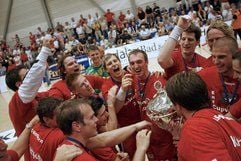 Spieler von HSG Nordhorn jubeln über den Gewinn des EHF-Pokals. (Foto: dpa)