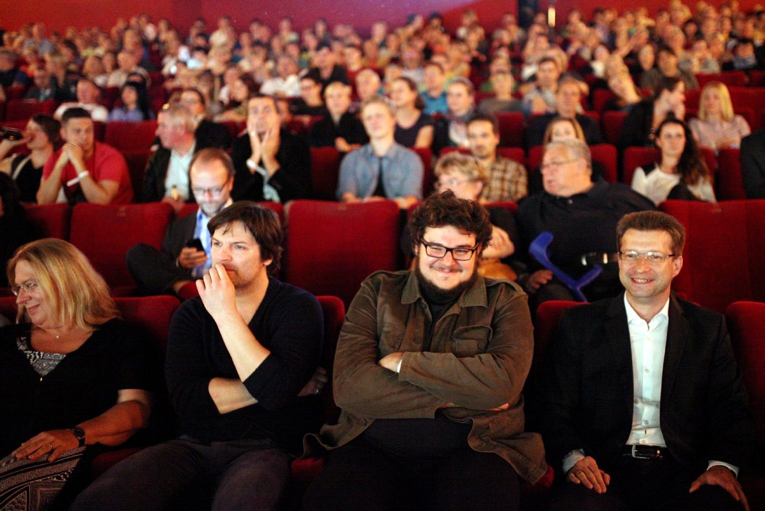 Die beiden Hauptdarsteller Mišel Maticevic (links) und Axel Ranisch zusammen mit MDR-Fernsehdirektor Wolf-Dieter Jacobi (rechts) im Kino