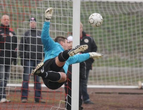 Meuselwitz' Keeper Oliver Dix mit einer klasse Abwehrparade. (FOTO: ANDREAS LÖFFLER/ARCHIV)