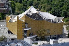 Das durch einen Brand vom Dienstag zerstörte Dach der Philharmonie in Berlin. Der Brand in der Berliner Philharmonie ist nach ersten Ermittlungen offenbar durch Fahrlässigkeit verursacht worden. (Foto: ddp)
