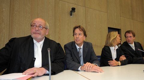 Der Wettermoderator Jörg Kachelmann (2.v.l) sitzt am 06.09.2010 mit seinen Anwälten Reinhard Birkenstock (l.), Ralf Höcker (r.) und Andrea Combé zu Prozessbeginn in einem Gerichtssaal im Landgericht Mannheim. (FOTO: DPA)