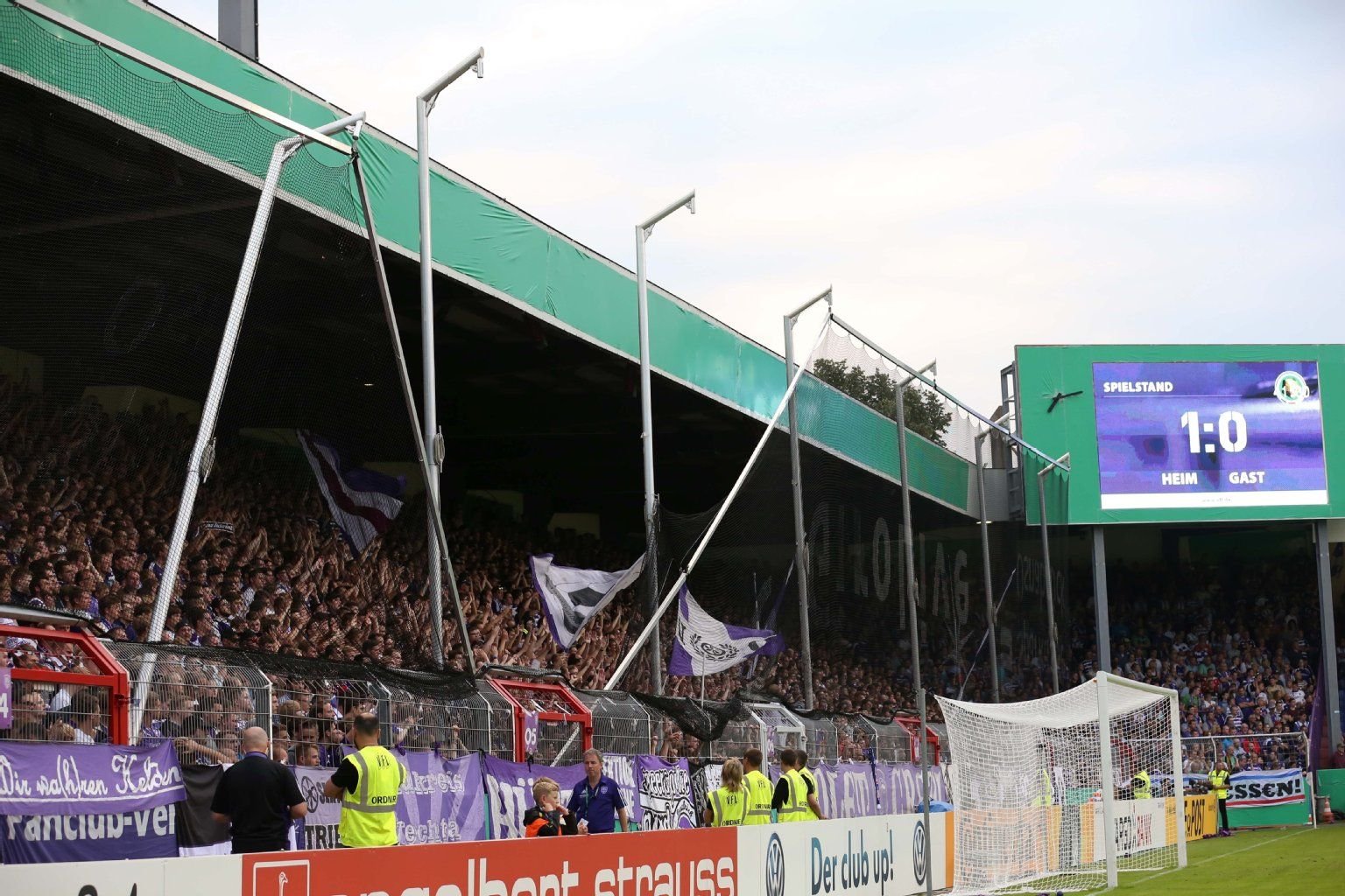 Ein Fangzaun ist zusammengebrochen vor der Kurve der Osnabrücker Fans.
