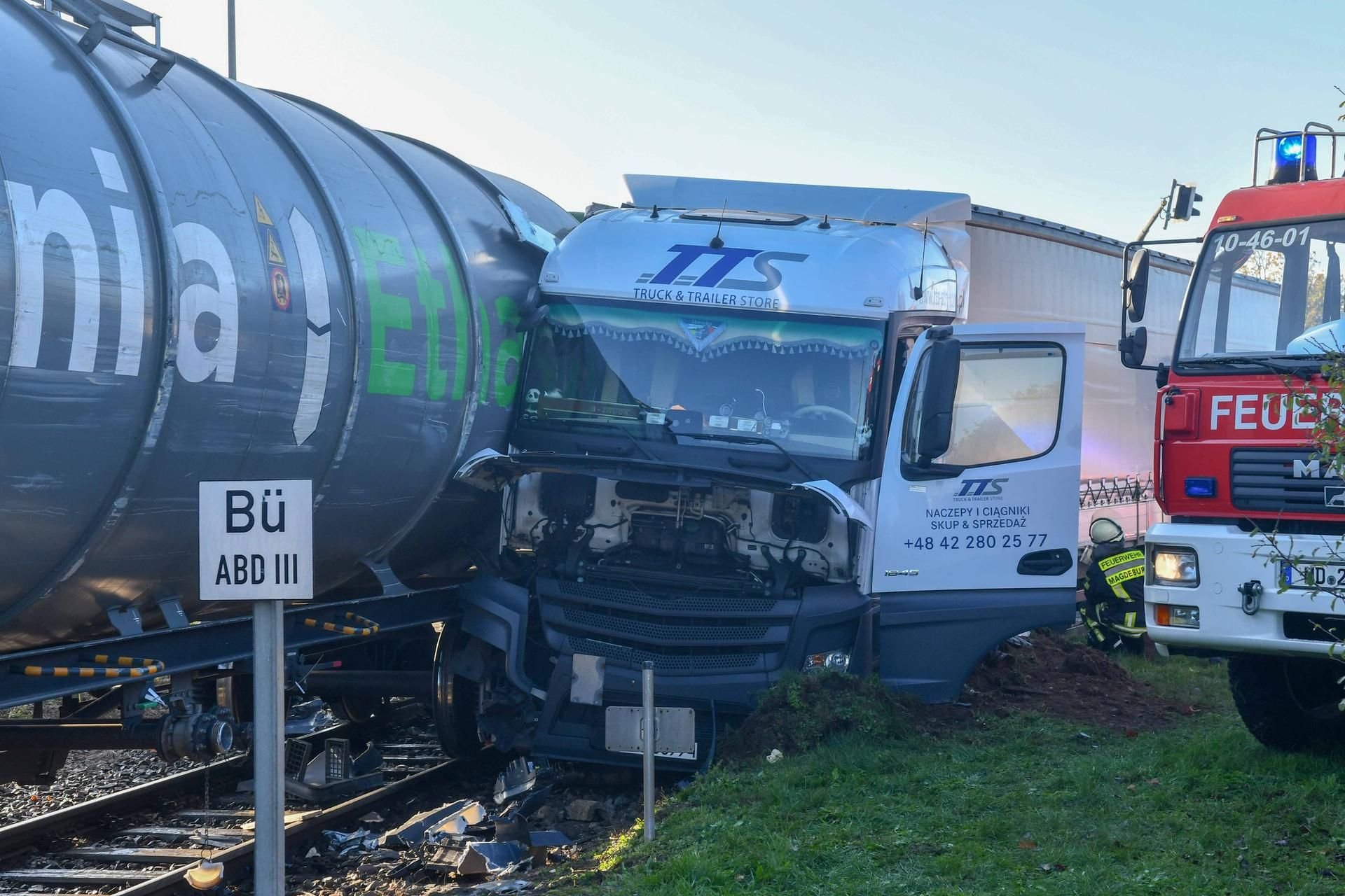 Ein Lkw und ein Güterzug sind in Magdeburg zusammengestoßen.