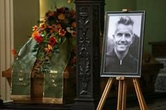 Ein Bild der früheren DDR-Trainerlegende Georg Buschner steht am Freitag (16.02.2007) in der Feierhalle auf dem Nordfriedhof in Jena neben dem mit Blumen geschmückten Sarg. (Foto: dpa)