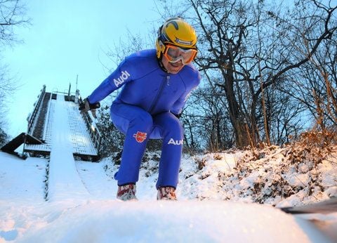 MZ-Sportredakteur Michael Pietsch beim Absprung von der großen Schanze in Rothenburg. Oder nicht? (FOTO: ANDREAS LÖFFLER)