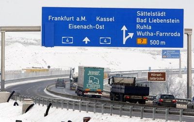 Der Verkehr rollt auf der so genannten Hörselbergumfahrung der Autobahn A 4, einem 16 Kilometer langen neu gebauten Autobahnabschnitt bei Eisenach in Richtung Frankfurt/Main. (FOTO: DPA)