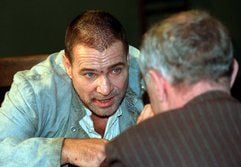 Götz George als Massenmörder Fritz Haarmann mit Jürgen Hentsch (r.) als Gutachter in einer Szene des preisgekrönten deutschen Films «Der Totmacher». (Foto: dpa)