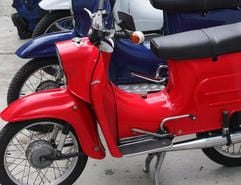 Schönes Blech mit Zweitakt-Einzylinder: Die Werkstatt in Berlin Neukölln profitiert vom Trend zum Retro-Look. (Foto: dpa)