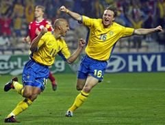 Schwedens Henrik Larsson (l.) und sein Teamkollege Kim Kallstrom (r.) (Foto: dpa)