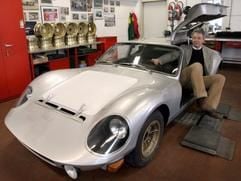 Der Dresdner Autohaus-Geschäftsführer Peter Melkus steigt am Mittwoch (22.02.2006) aus dem 1969 gebauten DDR-Sportwagen «Melkus RS 1000» aus. (Foto: dpa)