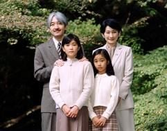 Der jüngere Bruder des Kronprinzen Naruhito, Prinz Akishino mit seiner Frau Prinzessin Kiko und den Töchtern Prinzessin Mako (l.) und Prinzessin Kako (Archivfoto vom ´02.11.2004). (Foto: dpa)