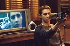 Im neuen Kinofilm «Disturbia» filmt sich Kale (Shia LaBeouf) mit einer Videokamera. (Foto: dpa)