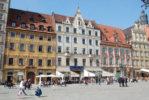 Man trifft sich am Rynek – längs des Marktplatzes im Stadtzentrum stehen eine Reihe schöner Häuser. Fast alle waren während des Zweiten Weltkriegs schwer beschädigt worden und wurden wieder aufgebaut. (FOTO: DPA)
