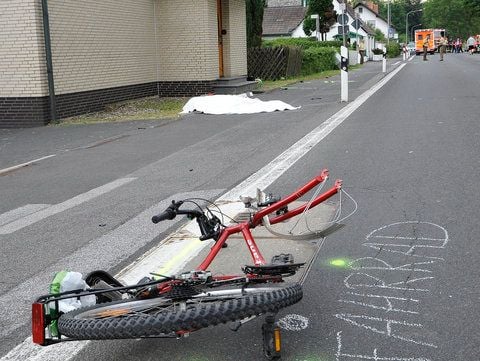 Ein Fahrrad liegt nach einem Unfall auf der Straße. (SYMBOLFOTO: DPA)