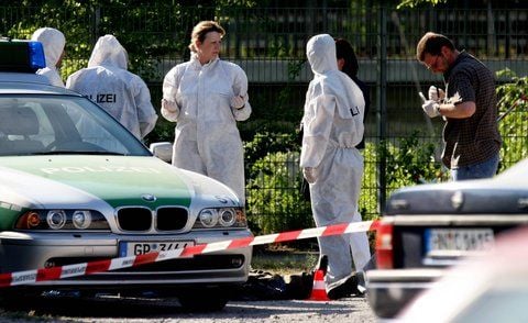 Beamte der Spurensicherung der Polizei arbeiten auf der Heilbronner Theresienwiese an einem Tatort. (FOTO: ARCHIV/DPA)