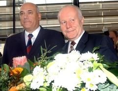 Nach seiner Wiederwahl erhält Sachsens Ministerpräsident Georg Milbradt (CDU, r.) am Mittwoch (10. November 2004) im Sächsischen Landtag Blumen vom Koalitionspartner, dem sächsischen Landesvorsitzenden der SPD, Thomas Jurk (l.). (Foto: dpa)