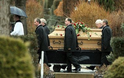 Der Sarg von Heinz Althaus, dem Vater des thüringischen Ministerpräsidenten Dieter Althaus (CDU), wird in Heiligenstadt zur letzten Ruhestätte getragen. (FOTO: DPA)