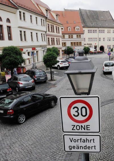 „Vorfahrt geändert“ heißt es am Markt/Glockenstraße.