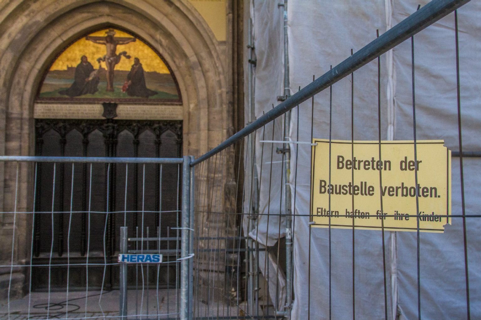 Die Thesentür ist wegen der Renovierung der Schloßkirche derzeit durch einen Baustellenzaun gesperrt.