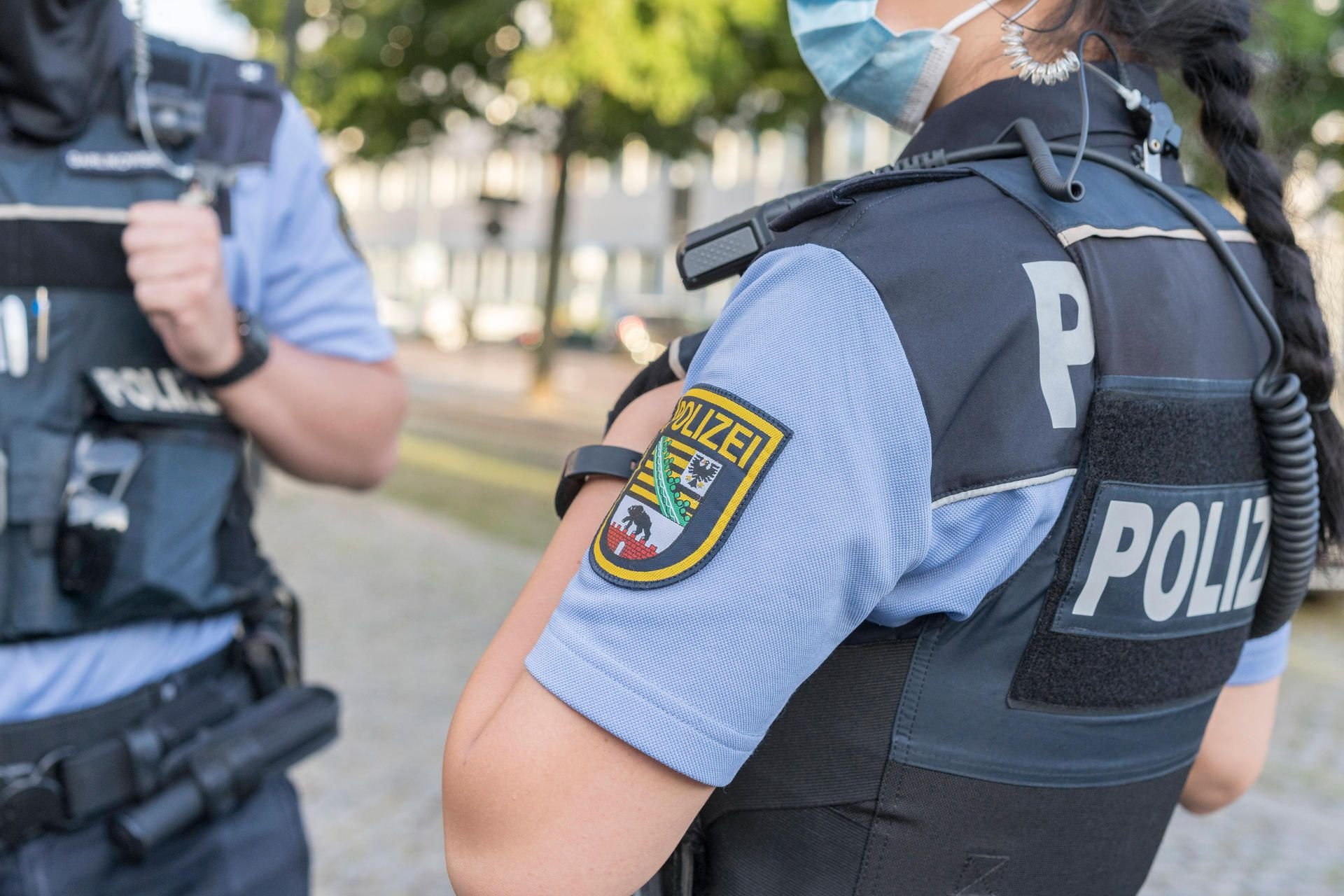 Darf die Polizei bei mir Zuhause kontrollieren, ob die neuen Corona-Regeln eingehalten werden?
