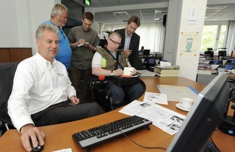 Chefredakteur Hartmut Augustin erklärt im Gespräch mit neugierigen Besuchern die Arbeit eines Journalisten. (FOTO: LUTZ WINKLER)