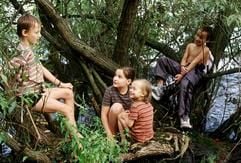 v.l.n.r. Alexander Gaul als Alexander, Martha Reckers als Hedwig, Nicole Mueller als Lilly und Kai-Michael Mueller als Robby in dem Abenteuerfilm "4 Freunde und 4 Pfoten" von Gabriele Heberling. Hund Mozart erbt von seinem Frauchen ein enormes Vermoegen, was von Sohn Titus missguenstig beaeugt wird. Mit Hilfe seiner neuen Freunde Alexander, Hedwig, Lilly und Robby kann sich gegen den hinterlistigen Plan von Titus behaupten. (Foto: dpa)