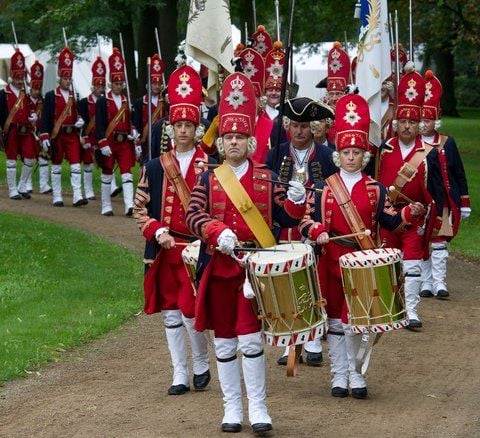 Im Schlosspark im brandenburgischen Königs Wusterhausen marschieren die preußischen "Langen Kerls" zum Biwak.