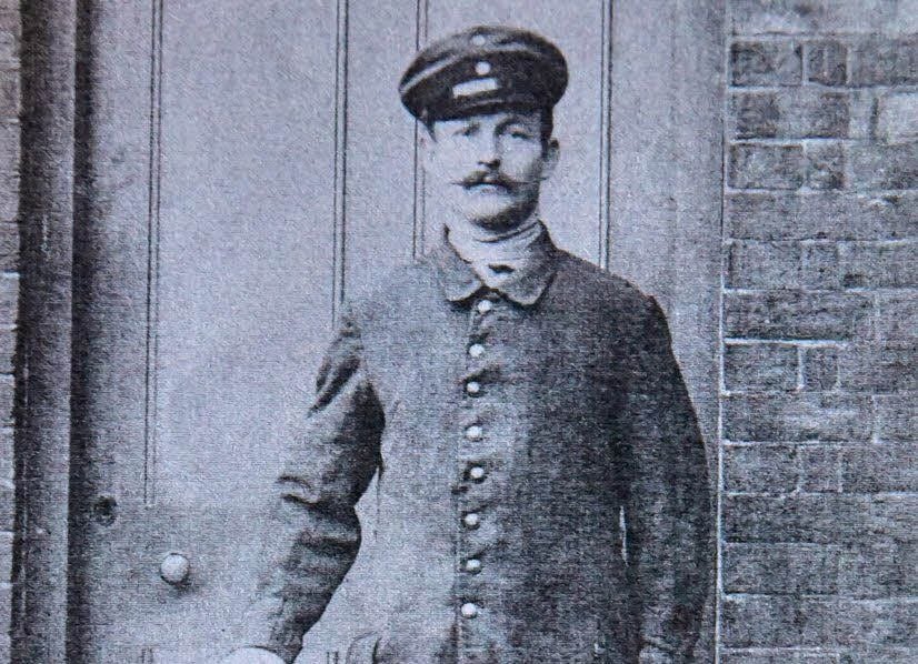 Das Bild zeigt Maren Hoffmanns Großvater Otto Koch 37-jährig als Kriegsgefangenen im Jahr 1917 in einem Lager im südenglischen Dorchester.
