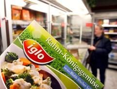 Ein Kunde greift in einem Supermarkt in Hamburg nach einem Iglo-Tiefkühlprodukt. (Foto: dpa)