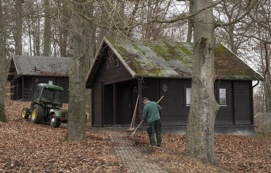 Hausmeister Klaus Böttcher macht die Wege zwischen den einzelnen Bungalows frei, denn mit dem Frühjahr kommen auch die ersten Gäste.