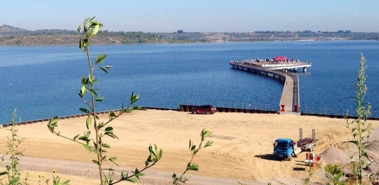 Die 190 Meter lange Seebrücke bei Braunsbedra ist fertig. Bis das Umfeld am Hafen fertig ist, darf das Bauwerk aber noch nicht genutzt werden.